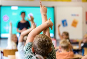 Ein Junge sitzt in einem Klassenraum in der Schiebell-Grundschule Drebkau im Spree-Neiße-Kreis.