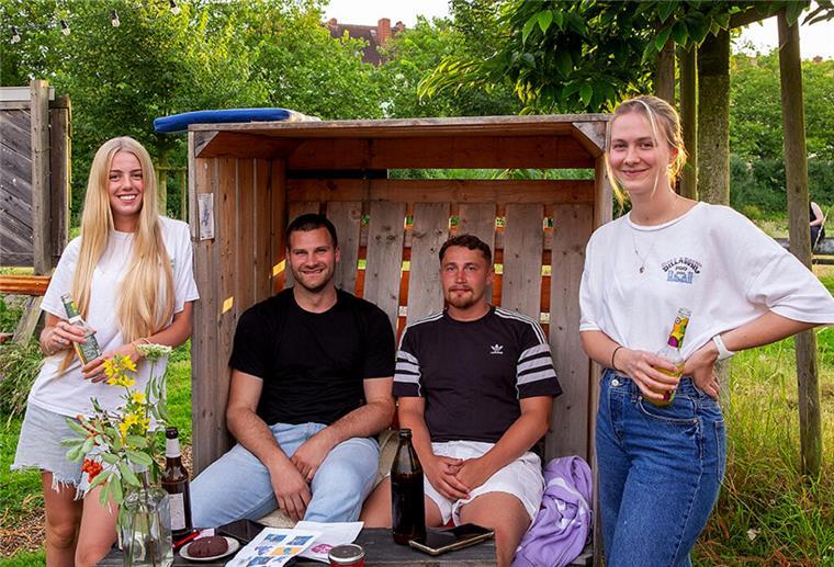 Welche Events erwarten euch im Juli im Beet und was geht beim Kneipenquiz ab? Zwei Frauen und zwei Männer an einem Strandkorb