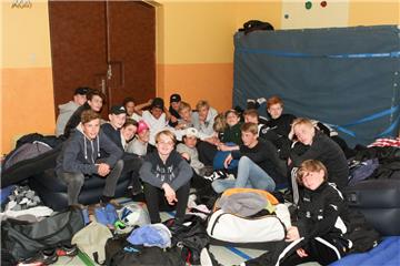 Für das TuSpo-Pfingstturnier wird die Turnhalle der Surheider Schule zum etwas anderen "dänischen Bettenlager" für 87 Kinder aus Frederikshavn.