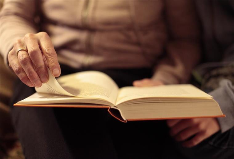 Gemeinde Hagen sucht Männer und Frauen zum Vorlesen Vorlesen aus einem Buch