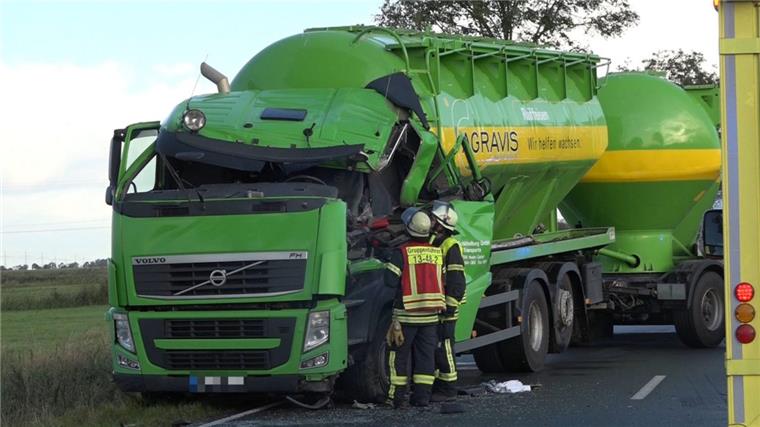 Polizei gibt Details zu tödlichem Unfall bei Brake bekannt Für den 80-Jährigen, der bei dem Unfall in seinem Fahrerhaus eingeklemmt wurde, kam jede Hilfe zu spät. Er starb noch am Unfallort.