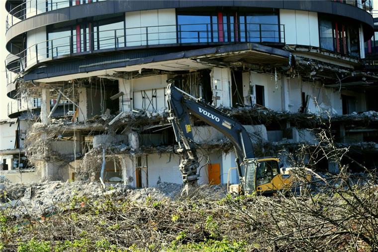 Abriss der früheren Nordenhamer Klinik dauert länger als geplant Für den Abriss der früheren Klinik ist der Helios-Konzern zuständig. Er hat der Stadt mitgeteilt, dass er mindestens bis zum 30. September brauchen wird, um das Gelände geräumt übergeben zu können.