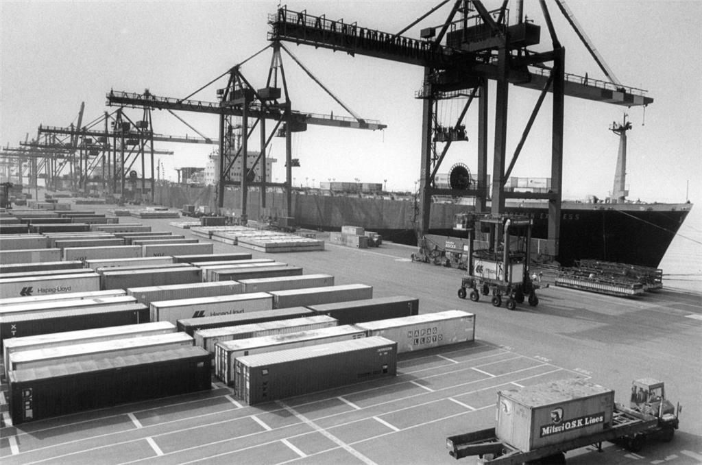 Für den Containerverkehr spielt der Neustädter Hafen in Bremen schon lange keine Rolle mehr. Den Überseehafen gibt es gar nicht mehr. Er ist zugeschüttet, Wohnungen und Firmengebäude sind dort entstanden. Bremerhaven mit seinem Terminals 1 bis 4 ist nun hinter Rotterdam, Antwerpen und Hamburg der viertgrößte Containerhafen Europas. Dieses Bild stammt aus dem Jahr 1983.