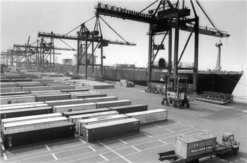Für den Containerverkehr spielt der Neustädter Hafen in Bremen schon lange keine Rolle mehr. Den Überseehafen gibt es gar nicht mehr. Er ist zugeschüttet, Wohnungen und Firmengebäude sind dort entstanden. Bremerhaven mit seinem Terminals 1 bis 4 ist nun hinter Rotterdam, Antwerpen und Hamburg der viertgrößte Containerhafen Europas. Dieses Bild stammt aus dem Jahr 1983.