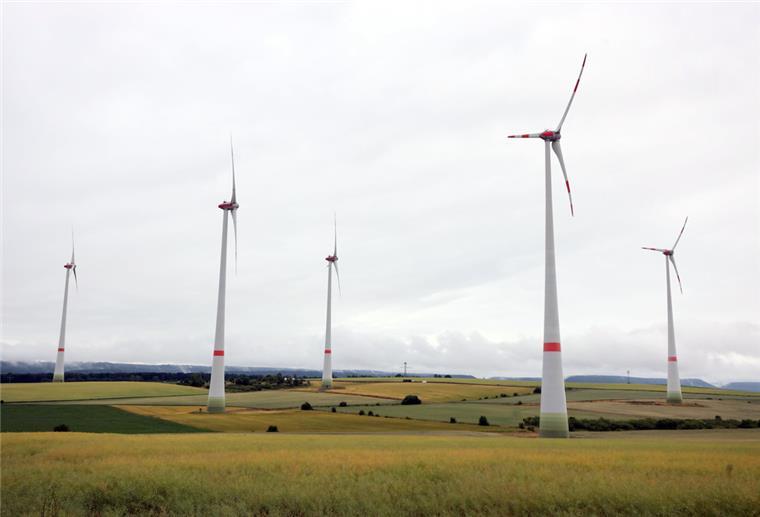 Für den deutlich schnelleren Ausbau der Windenergienutzung an Land will der Bund den Ländern Vorgaben machen. In Niedersachsen sollen 2,2 Prozent der Landesfläche für Windräder reserviert werden – das entspricht auf Kreisebene einer Vervierfachung der aktuell mit Windrädern bestückten Areale.  