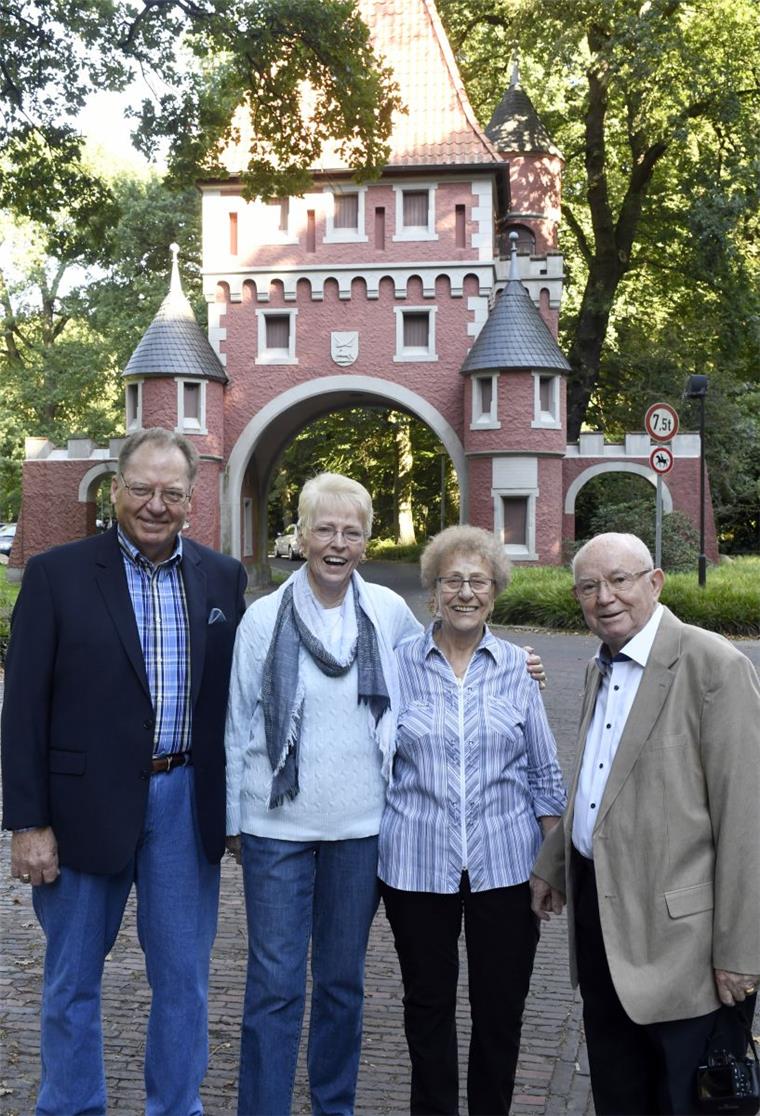 Zur "Doppelhochzeit" übers Meer Für den doppelten Hochzeitstag sind (von links) Ron und Sylvia Keller aus Kansas zu ihrer Familie Marianne und Karl-Heinz König nach Speckenbüttel gereist.