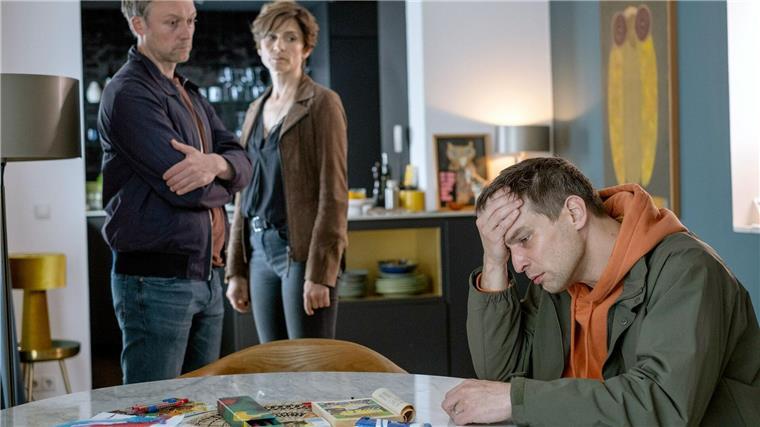 Für den erfolgreichen Unternehmer Moritz Brück bricht nach dem Tod seiner Frau die Welt zusammen.