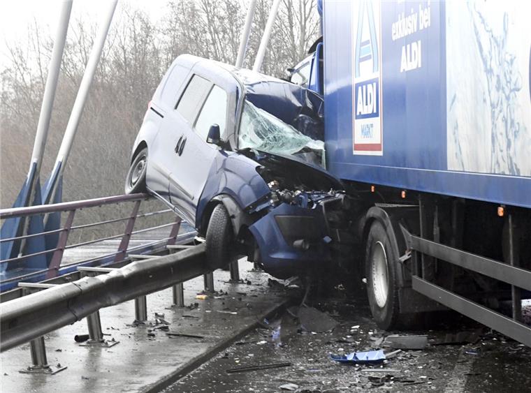 Für den Fahrer des Wagens kam jede Hilfe zu spät.