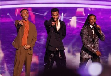 Für den Film „Girl You Know It’s True“ nahmen Tijan Njie (M) und Elan Ben Ali (l) die Rolle des Pop-Duos Milli Vanilli ein.