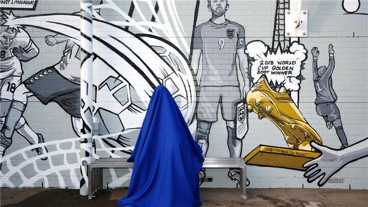 Zielsicher wie ein Außerirdischer Für den Fußballer wurde sogar schon mal eine Statue präsentiert. Hier ist sie noch versteckt.
