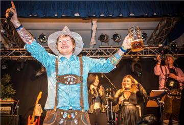 Ed Sheeran hält beim Oktoberfest in Frankfurt einen Bierkrug.