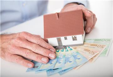 Für den Kauf oder den Bau des eigenen Hauses nehmen Verbraucher in der Regel einen Kredit auf. Mit dem Abtrag kommen in Corona-Zeiten einige Kreditnehmer in Schwierigkeiten – zum Beispiel, weil sie in Kurzarbeit weniger verdienen. In diesen Fällen hilft die Sparkasse unbürokratisch und setzt die vereinbarte Tilgung aus.