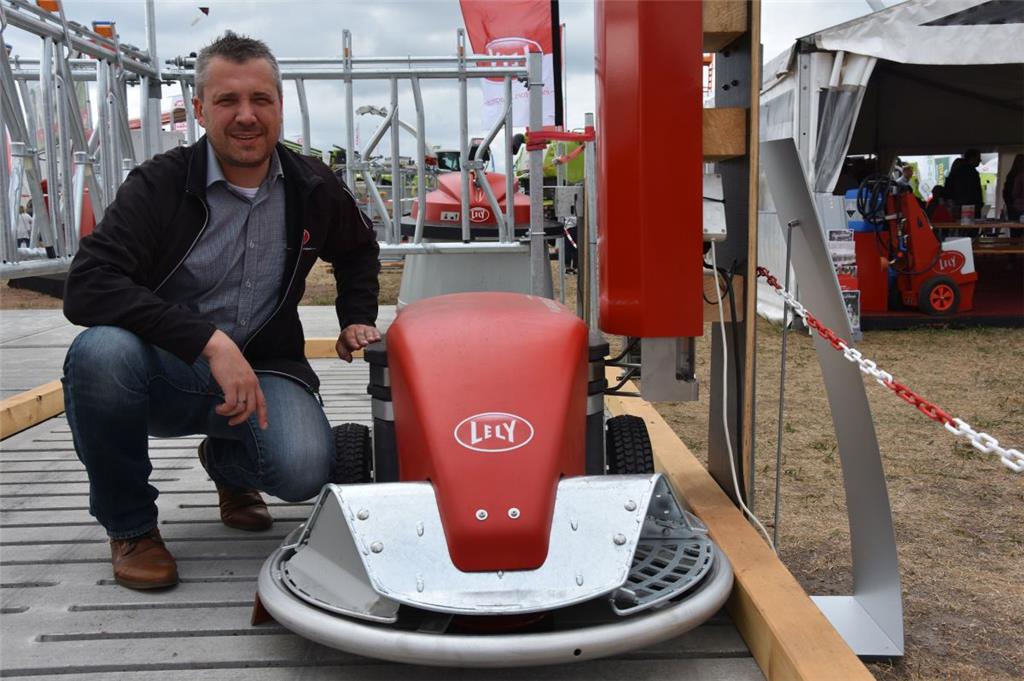 Für den Laien gibt es in Tarmstedt viele seltsame landwirtschaftliche Geräte zu entdecken. Einen Roboter beispielsweise, der im Boxenlaufstall für Sauberkeit sorgt. Spaltenschieber, nennt sich das Ding.