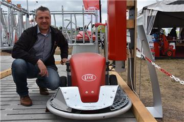 Für den Laien gibt es in Tarmstedt viele seltsame landwirtschaftliche Geräte zu entdecken. Einen Roboter beispielsweise, der im Boxenlaufstall für Sauberkeit sorgt. Spaltenschieber, nennt sich das Ding.