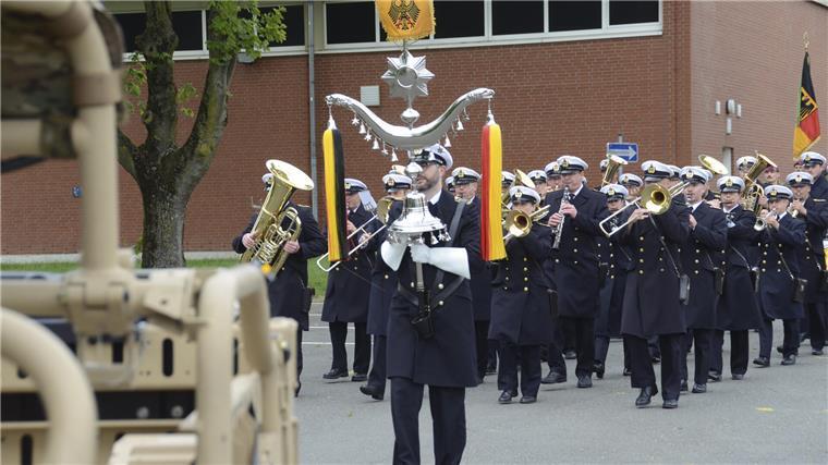 Inspekteur verleiht Seedorfer Fallschirmjägern das Fahnenband „Einsatz“ Für den musikalischen Rahmen sorgte das Marinemusikkorps.