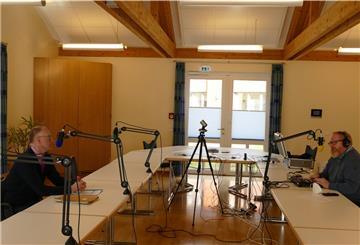 Für den Podcast wurde der Bürgersaal des Rathauses zum Aufnahmestudio.