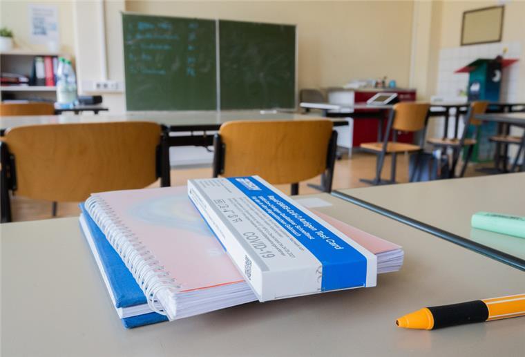 Niedersachsen: Schulen und Kitas wieder ohne Corona-Testpflicht Ein Corona-Selbsttest liegt am Platz eines Schülers in einem Klassenraum der Robert-Bosch-Gesamtschule Hildesheim.