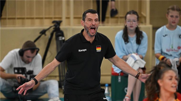 Für den Trainer geht es nun gegen sein Heimatland.