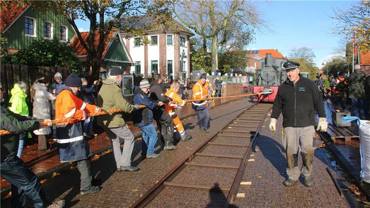 Insel rettet alte Dampflok mit Tau, Teamgeist und Muckis Für den ungewöhnlichen Transport durchs Inseldorf war Muskelkraft gefragt.