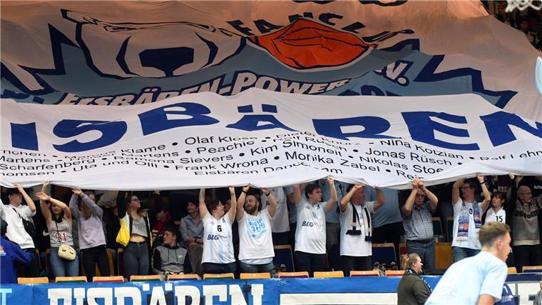 Schrumpf-Stadthalle wäre für die TSG und die Eisbären ein großes Problem Für den Wiederaufstieg in die BBL brauchen die Eisbären eine Spielstätte, die mindestens 3.000 Zuschauern Platz bietet. Langfristig müssen es sogar 4.500 sein, um erstklassig spielen zu können.