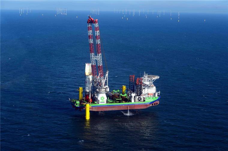 Für den Windpark "Nordsee One" rund 40 Kilometer nördlich der Insel Juist sind inzwischen die Fundamente errichtet. Das Errichterschiff "Innovation" war im Einsatz.