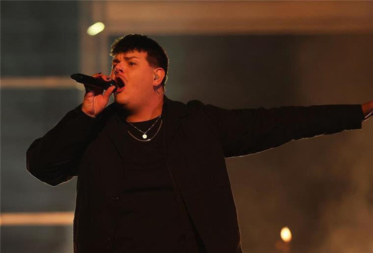 Schweiz gewinnt Chaos-ESC - Deutschland Zwölfter Für Deutschland rockte Isaak mit seinem Lied „Always on the Run“ die ESC-Bühne.