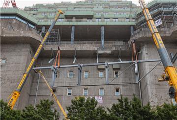 Für die Anlage der „hängenden Gärten von Hamburg“ wird ein 30 Meter langer und 35 Tonnen schwerer Stahlfachwerkträger auf den Bunker St. Pauli gekrant.