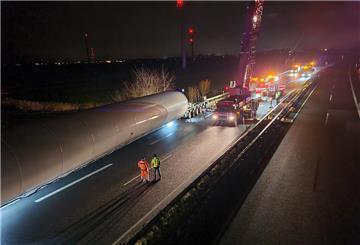 Ein Schwertransport hat sich auf der A27 in der Schutzplanke verkeilt