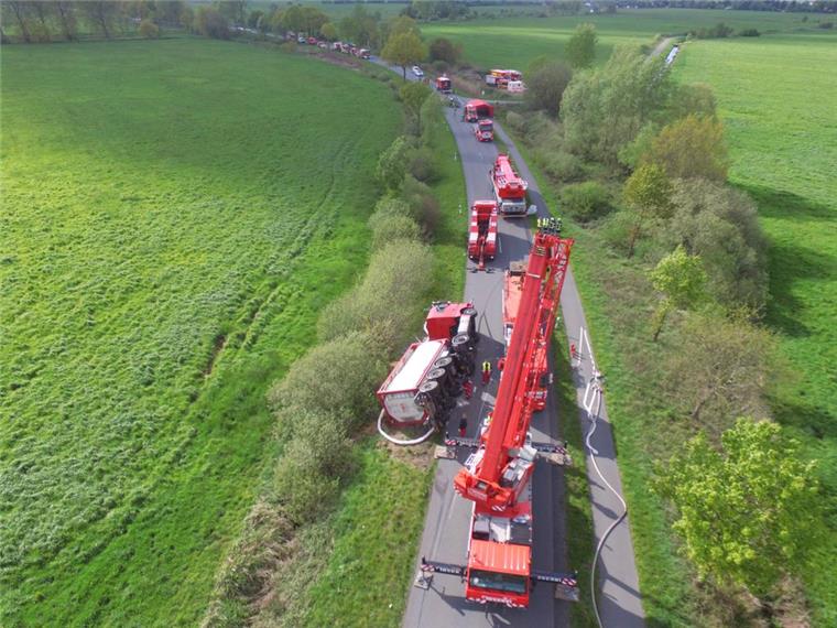 Geestland: Tanklaster kippt auf die Seite – L119 gesperrt Für die Bergung musste die L119 gesperrt werden.