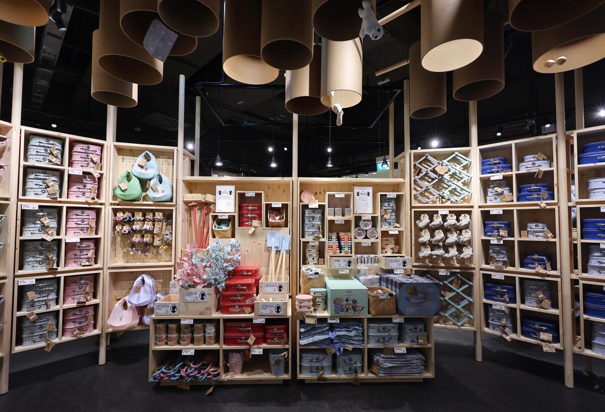 Beliebte Deko-Kette wird rasch größer! 100. Filiale kommt Symbolbild für Søstrene Grene expandiert: Deko-Gegenstände liegen in Regalen.