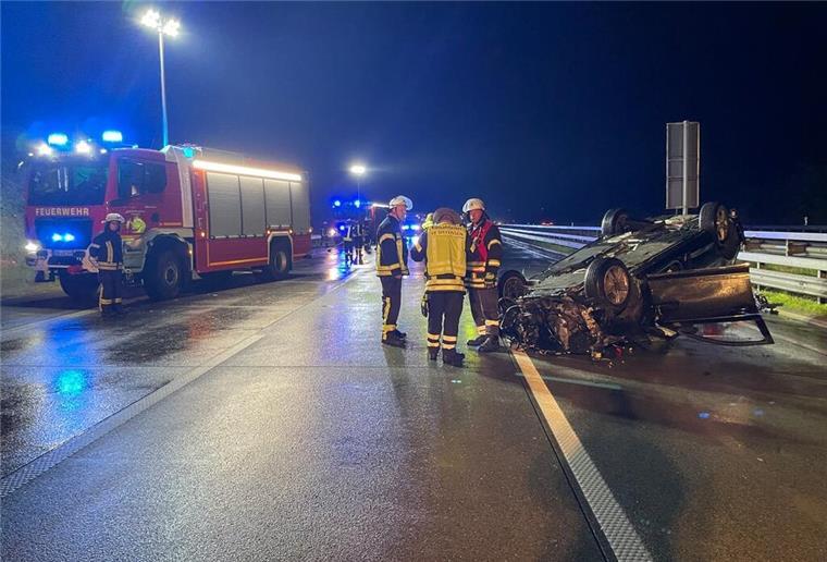 Die Feuerwehr an der Einsatzstelle auf der A 1