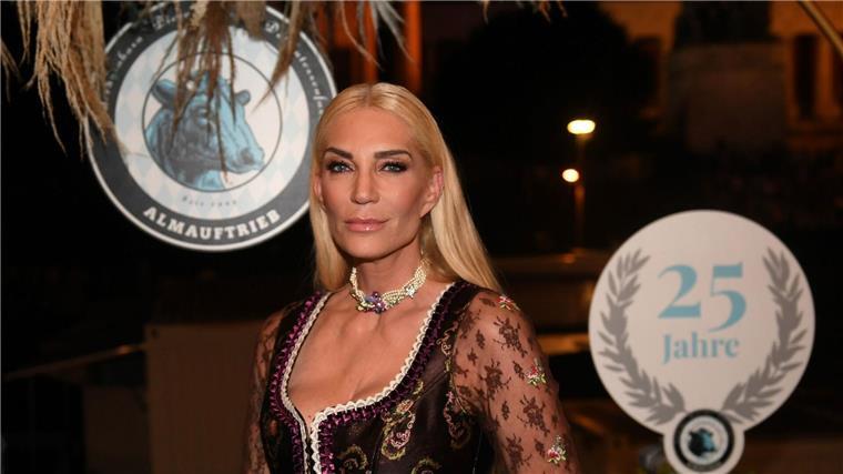 Sarah Kern fliegt als erste aus RTL-Dschungelcamp Für die Designerin Sarah Kern ist die Zeit im Dschungelcamp vorbei.