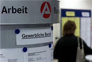 Hilfe für Arbeitslose: Für die, die trotz guter Konjunktur keinen Job finden werden, soll im Land Bremen nun der soziale Arbeitsmarkt eine Perspektive bieten: Landesweit sollen 500 Jobs finanziert werden in sozialen Stadtteileinrichtungen, bei Vereinen oder Behörden.