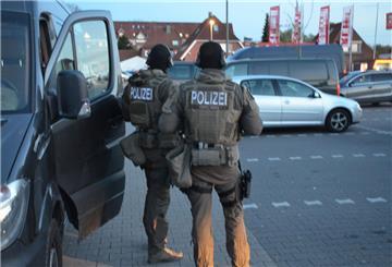 Für die Durchsuchungen in Stade waren zahlreiche Spezialkräfte im Einsatz.