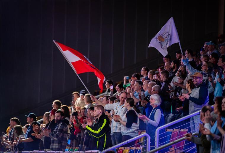 Eisbären Bremerhaven starten mit Heimspiel in die Saison 2024/2025 Eisbären-Fanblock schwingt die Fahnen.