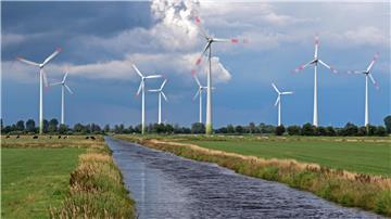 Für die Erzeugung von grünem Wasserstoff wird neben Ökostrom, etwa aus Windkraft, Wasser benötigt. (Archivbild)
