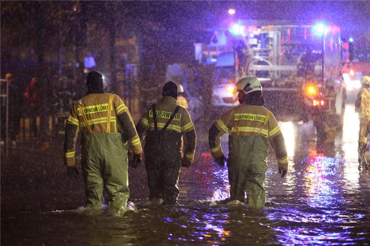 Ostsee: Die stärkste Sturmflut seit zehn Jahren Für die Feuerwehr in Lübeck hieß es unter anderem Sandsäcke schleppen und retten, was noch zu retten ist.