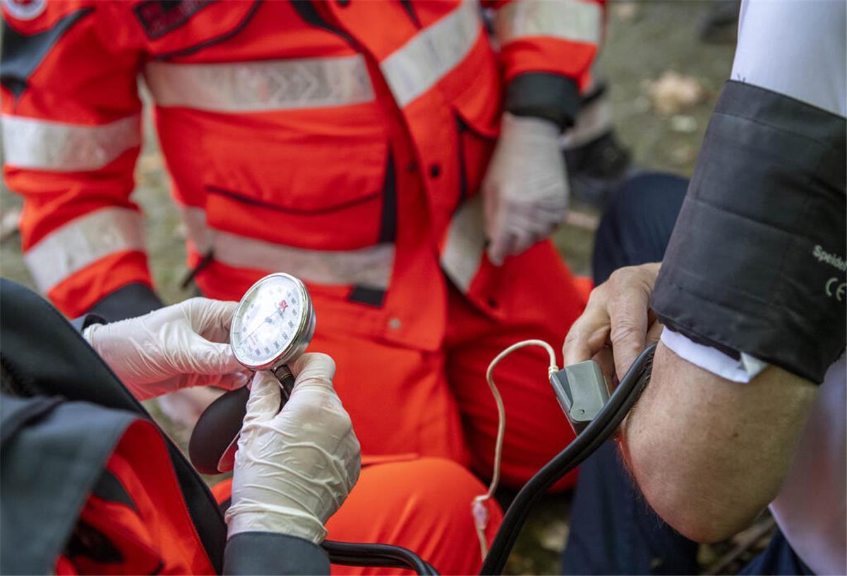 Johanniter aus ganz Deutschland reisen zum Deichbrand-Festival an Ersthelfer messen bei einem Verletzten den Blutdruck