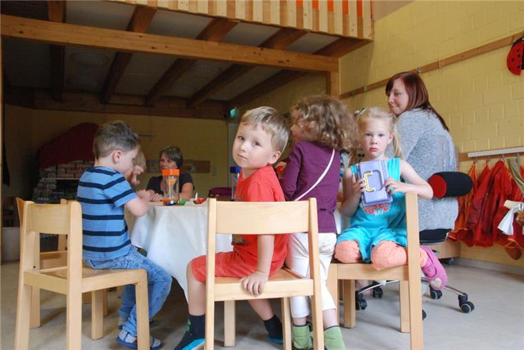 Land hat zurzeit kein Geld für neue Kita Für die Kinder in Nesse soll ein neuer Kindergarten gebaut werden. Während (von links) Mark, Erik, Melina, Sophie, Erzieherin Eileen Trakowsky und im Hintergrund Erzieherin Beate Faißt den Gang der Dinge abwarten, diskutieren die Landespolitiker über die Fördermittel.