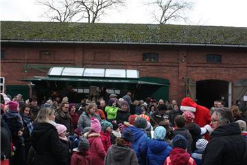 Für die Kinder war aber der Auftritt des Weihnachtsmannes die größte Attraktion.