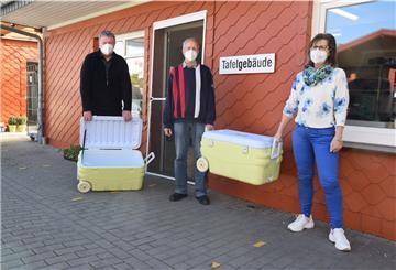 Für die Lebensmittelbeschaffung braucht die Tafel ein neues Fahrzeug. Von links: Karl Jasbinschek (1. Vorsitzender des Arbeitslosenzentrums), Jörn Wettermann (Vorsitzender der Bürgerstiftung) und Süntka Janßen (Leiterin desArbeitslosenzentrums).