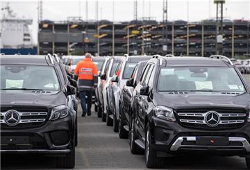Für die Mitarbeiter der BLG Logistics Group in Bremerhaven ist – aufgrund des Coronavirus – Händeschütteln verboten.