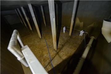 Für die Revision wurde eine der beiden Kammern der Speicherstation Wulsdorf in Bremerhaven geleert. 2000 Kubikmeter Trinkwasser befinden sich normalerweise in dem abgedunkelten Raum unter der Erdoberfläche.