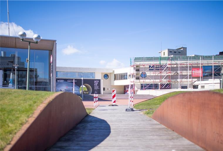 Bremerhaven: Unklarer Kassenstand bei der DSM-Sanierung Für die Sanierung des Scharoun-Baus (rechts) ist kein Geld mehr vorhanden. Die Mittel werden jetzt auf die Herrichtung des Bangert-Baus (links) konzentriert. Wie viel Geld dazu zur Verfügung steht, ist allerdings unklar. Foto: Hartmann