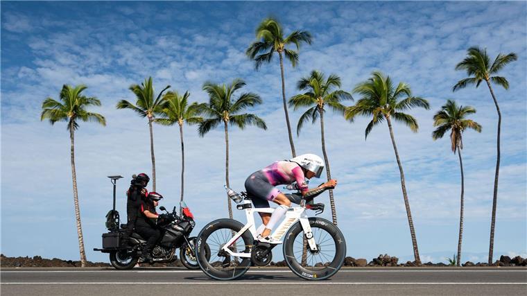 Lächeln nach dem Leiden: Philipp WM-Dritte beim Hawaii-Drama Für die Schönheit der Insel blieb den Athletinnen keine Zeit.