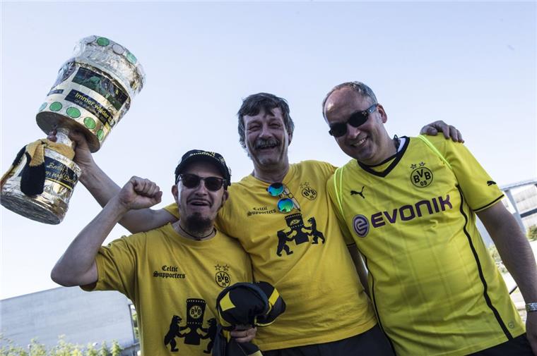 DFB-Pokal: Frankfurt oder Dortmund? Für diese Dortmund-Fans ist das ergebnis schon klar: Sie üben mit einem DFB-Papppokal schon mal die Siegerpose.