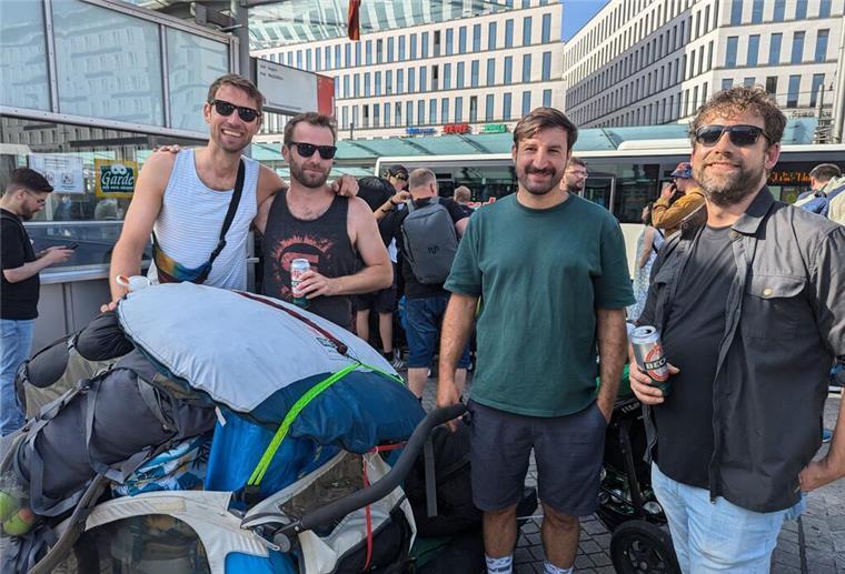 Die Deichbrand-Fans Peter, Bayram, Marlon und Henrick, die nach Nordholz wollen.