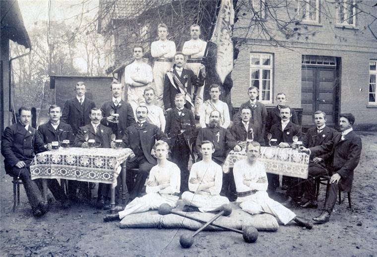 Ahnenforscher hofft auf Hinweise zu einem Foto Für dieses Foto von einem Turnverein, wahrscheinlich Zeven, sucht Klaus Brinkmann Hinweise.