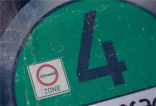 Eine Euro 4 Plakette ist auf der Windschutzscheibe eines Autos zu sehen. Eine grüne Feinstaubplakette erhalten Fahrzeuge der Schadstoffklasse 4. 