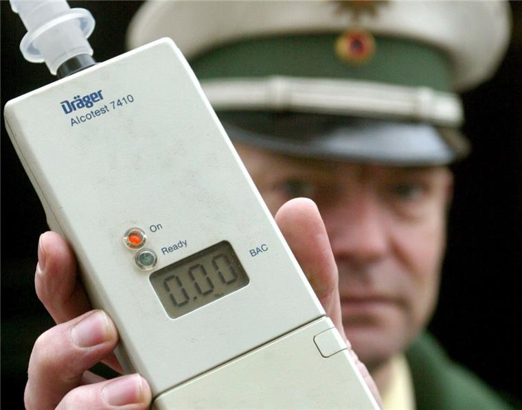 Für eine Atem-Alkohlkontrolle war die 52-Jährige schlicht zu betrunken. Sie musste zur Blutentnahme mit aufs Revier.